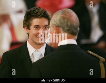 Olympic Rower Zac Purchase, ein Goldmedaillengewinner in Peking in der Doppelskull mit Mark Hunter, erhält seine MBE vom Prince of Wales während der Investiturzeremonie im Buckingham Palace. Stockfoto