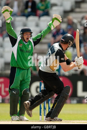 Irlands Niall O'Brien appelliert, als Neuseelands Aaron Redmond LBW während des ICC World Twenty20 Super Eights-Spiels in Trent Bridge, Nottingham gefangen ist. Stockfoto