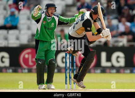 Irlands Niall O'Brien appelliert, als Neuseelands Aaron Redmond LBW während des ICC World Twenty20 Super Eights-Spiels in Trent Bridge, Nottingham gefangen ist. Stockfoto