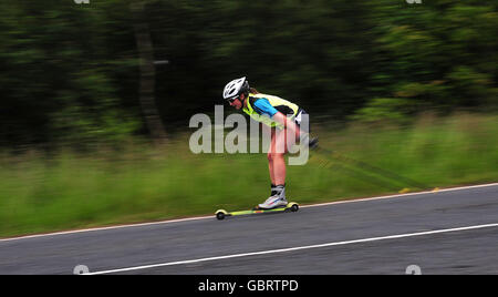 Die hoffnungsvolle britische Olympiasiegerin Fiona Hughes praktiziert auf den Moorstraßen von Pennine in der Nähe von Huddersfield, West Yorkshire, wo sie jeden Tag auf Rollskiern trainiert, um sich auf das Langlaufevent der Olympischen Winterspiele vorzubereiten. Stockfoto