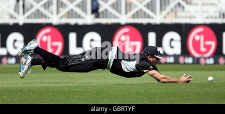 Cricket - ICC World Twenty20 Cup 2009 - Super Eights - Gruppe F - Irland - Neuseeland - Trent Bridge. Der Neuseeländer Ian Butler lässt einen Fang fallen Stockfoto