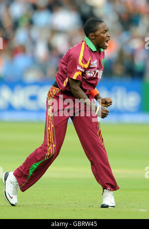 West-Indies-Bowler Fidel Edwards feiert beim ICC World Twenty20 Super Eights-Spiel in Lord's, London, das Wicket des indischen Rohit Sharma. Stockfoto