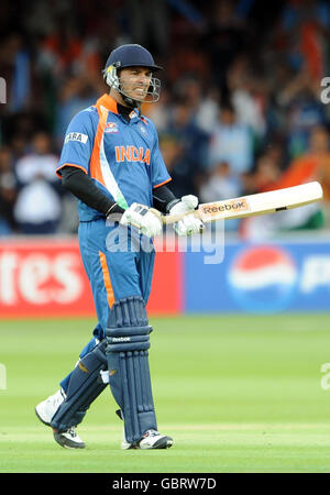 Der indische Yuvraj Singh reagiert, nachdem er während des ICC World Twenty20 Super Eights-Matches in Lord's, London, von Fidel Edwards von West indies gefangen und eingekrümmt wurde. Stockfoto