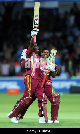 Shivnarine Chanderpaul (rechts) von West Indies feiert, nachdem Teamkollege Dwayne Bravo beim ICC World Twenty20 Super Eights-Spiel in Lord's, London, die Siegerläufe erreicht hat. Stockfoto