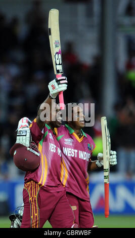 Shivnarine Chanderpaul von West Indies (rechts) feiert, nachdem Teamkollege Dwayne Bravo (links) beim ICC World Twenty20 Super Eights-Spiel in Lord's, London, die Siegerläufe erreicht hat. Stockfoto