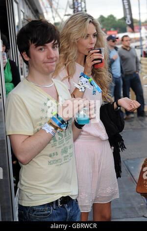 Tamsin Egerton (rechts) Backstage beim Isle of Wight Festival, in Newport auf der Isle of Wight. Stockfoto