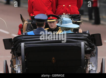 Die Herzogin von Cornwall, Prinz William und Prinz Harry (Mitte) verlassen den Buckingham Palace im Zentrum Londons auf ihrem Weg zum alljährlichen Trooping the Color. Stockfoto