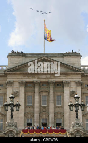 Königin Elizabeth II. Und der Herzog von Edinburgh treffen sich mit anderen Mitgliedern der königlichen Familie und beobachten einen Überflug vom Balkon des Buckingham Palace in London zum Abschluss des jährlichen Trooping the Color. Stockfoto