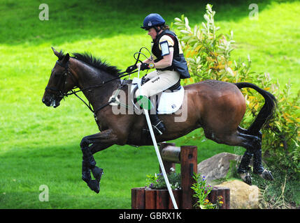 Großbritanniens Pippa Funnel Riding Ensign räumt den Wassersprung auf dem Cross Country Course während der Bramham International Horse Trials im Bramham Park, Yorkshire. Stockfoto