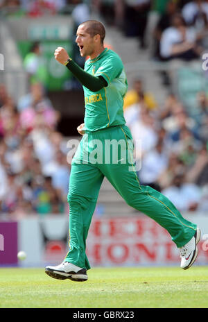 Der Südafrikaner Wayne Parnell feiert, nachdem er während des ICC World Twenty20 Super Eights-Matches im Brit Oval, London, das Dickicht des westindischen Kapitäns Chris Gayle genommen hat. Stockfoto