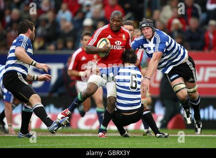 Rugby Union - Tour Match - Western Province V British and Irish Lions - Newlands Stadium. Die britische und irische Lions' Ugo Monye wird von Pieter Louw, einem Mitarbeiter der Western Province, angegangen Stockfoto