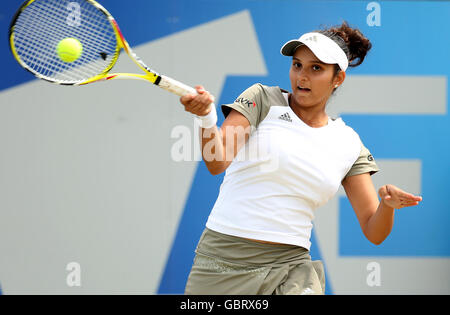 Tennis - AEGON Classic - Tag sechs - Edgbaston Priory Club. Die indische Sania Mirza in Aktion auf ihrem Weg, von der slowakischen Magdalena Rybarikova in ihrem Halbfinalspiel geschlagen zu werden Stockfoto