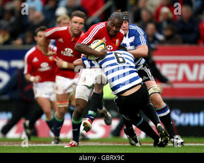 Die britische und irische Lions' Ugo Monye wird von Pieter Louw während des Tour-Spiels im Newlands Stadium, Kapstadt, Südafrika, angegangen. Stockfoto