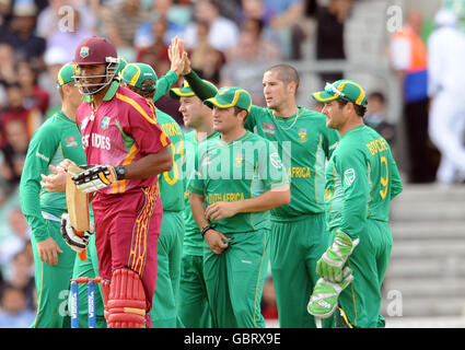 Der Südafrikaner Wayne Parnell feiert, dass er während des ICC World Twenty20 Super Eights-Spiels im Brit Oval, London, das Dickicht von Kieron Pollard von West Indies erspielt. Stockfoto