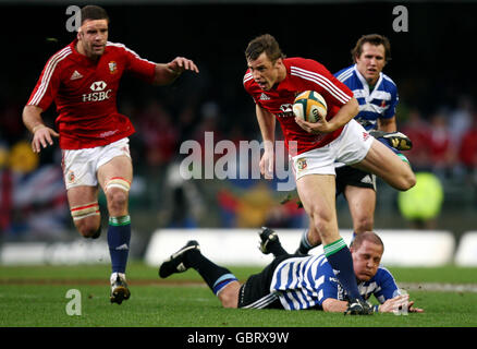 Der britische und irische Lions' Tommy Bowe durchbricht während des Tourmatches im Newlands Stadium, Kapstadt, Südafrika, die Verteidigung der Western Province. Stockfoto