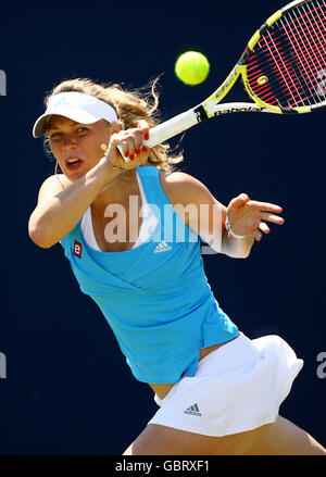 Die dänische Caroline Wozniacki im Kampf gegen Alisa Kleybanova während der AEGON International im Devonshire Park, Eastbourne. Stockfoto