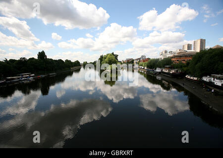 Wolken spiegeln sich in der Themse von der Kew Bridge in London. Stockfoto