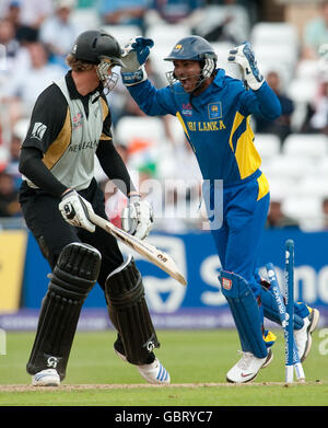 Der Kapitän von Sri Lanka, Kumar Sangakkara, feiert das Dickicht von Neuseeländs Jacob Oram während des ICC World Twenty20 Super Eights-Spiels in Trent Bridge, Nottingham. Stockfoto