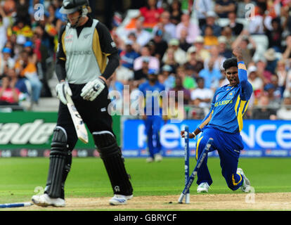 Sri Lankas Isuru Udana Thilacaratne feiert nach dem Bowling des neuseeländischen Jacob Oram während des ICC World Twenty20 Super Eights Spiels in Trent Bridge, Nottingham. Stockfoto