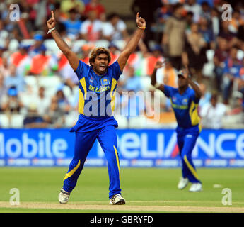 Cricket - ICC World Twenty20 Cup 2009 - Super Eights - Neuseeland / Sri Lanka - Trent Bridge. Lasith Malinga aus Sri Lanka feiert das Dickicht des neuseeländischen Aaron Redmond Stockfoto