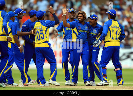 Cricket - ICC World Twenty20 Cup 2009 - Super Eights - Neuseeland / Sri Lanka - Trent Bridge. Lasith Malinga aus Sri Lanka feiert das Dickicht des neuseeländischen Aaron Redmond Stockfoto