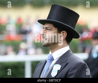 Pferderennen - The Royal Ascot Meeting 2009 - Tag Drei - Ascot Racecourse. Trainer Saeed bin Suroor beobachtet den Gold Cup vom Paradering auf der Rennbahn Ascot Stockfoto