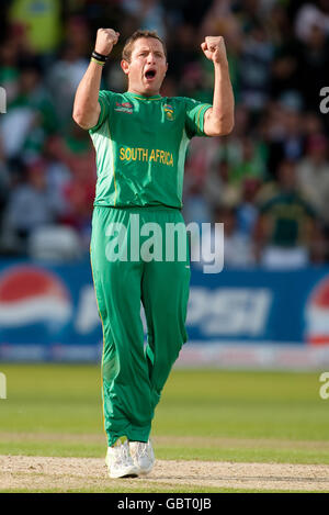 Der südafrikanische Roelof van der Merwe feiert die Auflösung von Pakistans Shoaib Malik während der ICC World Twenty20, Halbfinale an der Trent Bridge, Nottingham. Stockfoto