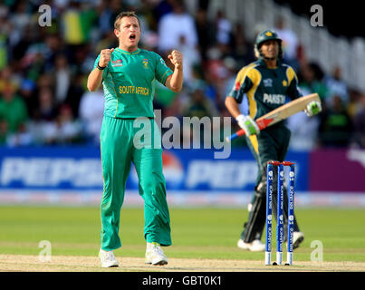 Der südafrikanische Roelof van der Merwe feiert das Dickicht der Der pakistanische Schoaib Malik Stockfoto