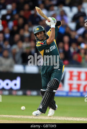 Cricket - ICC World Twenty20 Cup 2009 - Halbfinale - Südafrika - Pakistan - Trent Bridge. Der pakistanische Schoaib Malik schlägt zu Stockfoto