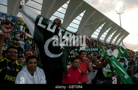 Pakistanische Fans feiern, nachdem sie Südafrika beim ICC World Twenty20, Halbfinale an der Trent Bridge, Nottingham, besiegt haben. Stockfoto