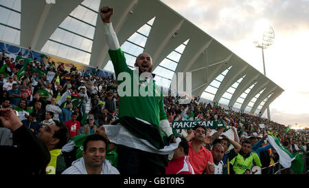 Pakistanische Fans feiern, nachdem sie Südafrika beim ICC World Twenty20, Halbfinale an der Trent Bridge, Nottingham, besiegt haben. Stockfoto