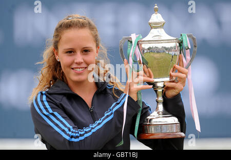 Tennis - Liverpool International Tournament 2009 - Tag Vier - Calderstones Park. Die Portugalerin Michelle Larcher De Brito feiert nach dem Gewinn des Liverpool International Tennis Tournament Stockfoto