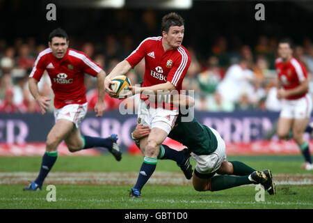 Rugby Union - Tour Match - erster Test - Südafrika gegen britische und irische Löwen - ABSA Stadium. Brian O'Driscoll (Mitte) von britischen und irischen Löwen wird von Ruan Pienaar in Südafrika angegangen Stockfoto