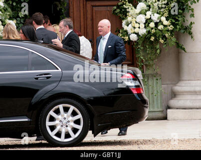 Peter Kenyon, Vorsitzender des Chelsea Football Club, kommt vor dem Royal Hospital an, wo England und der FC Chelsea-Fußballspieler Joe Cole und Carly Zucker heute heiraten werden. Stockfoto