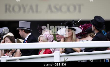 Pferderennen - The Royal Ascot Meeting 2009 - Tag 5 - Ascot Racecourse. Rennfahrer am fünften Tag des Royal Ascot-Treffens auf der Ascot Racecourse, Berkshire. Stockfoto