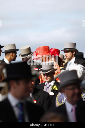 Rennfahrer am fünften Tag des Royal Ascot-Treffens auf der Ascot Racecourse, Berkshire. Stockfoto