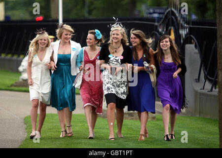 Pferderennen - The Royal Ascot Meeting 2009 - Tag 5 - Ascot Racecourse. Rennfahrer am fünften Tag des Royal Ascot-Treffens auf der Ascot Racecourse, Berkshire. Stockfoto