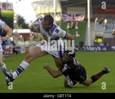 Harlequins' will Sharp kann Leeds Rhinos' Lee Smith (links) nicht davon abhalten, während des Engage Super League-Spiels in Twickenham Stoop, London, einen Versuch zu machen. Stockfoto