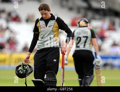 Die Neuseeländerin Amy Satterthwaite verlässt das Feld niedergeschlagen, nachdem sie ihr Wicket während des Finales des Women's ICC World Twenty20 in Lords, London, verloren hat. Stockfoto