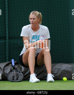 Tennis - Wimbledon Championships 2009 - Vorschau - The All England Lawn Tennis and Croquet Club. Die russische Maria Sharapova macht während einer Trainingseinheit im All England Lawn Tennis and Croquet Club, Wimbledon, London, eine Pause. Stockfoto