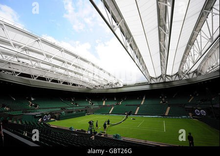 Das Dach wird getestet und Netze werden auf dem Center Court im All England Lawn Tennis and Croquet Club, Wimbledon, London, aufgesetzt. Stockfoto