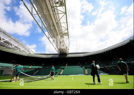 Das Netz wird aufgesetzt, wenn das Dach auf dem Center Court im All England Lawn Tennis and Croquet Club, Wimbledon, London, getestet wird. Stockfoto