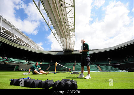 Das Dach wird getestet, da das Netz auf dem Center Court im All England Lawn Tennis and Croquet Club, Wimbledon, London, aufgelegt wird. Stockfoto