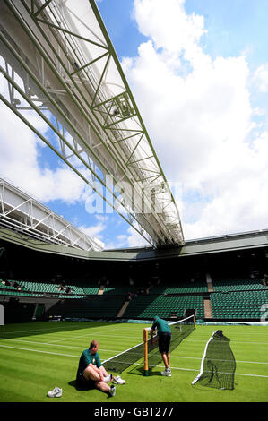 Tennis - Wimbledon Championships 2009 - Vorschau - The All England Lawn Tennis and Croquet Club. Das Netz wird auf dem Centre Court im All England Lawn Tennis and Croquet Club, Wimbledon, London, aufgelegt. Stockfoto