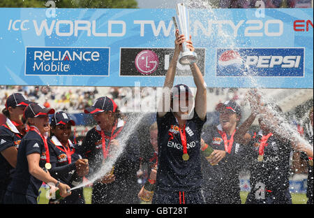 Die englische Frauenkapitänin Charlotte Edwards hebt die ICC World Twenty20 Trophy nach dem Finale der ICC World Twenty20 für Frauen in Lords, London, an. Stockfoto