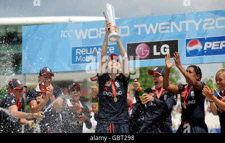 England Kapitän Charlotte Edwards hebt die ICC World Twenty20 Trophy nach dem Finale der Frauen ICC World Twenty20 in Lords, London. Stockfoto