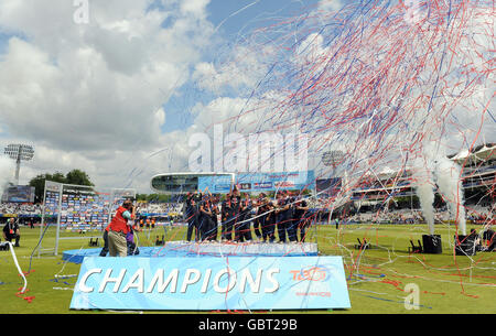 Ein allgemeiner Blick auf die Feierlichkeiten, als England Kapitän Charlotte Edwards hebt die ICC World Twenty20 Trophy nach dem Finale der Frauen ICC World Twenty20 in Lords, London. Stockfoto