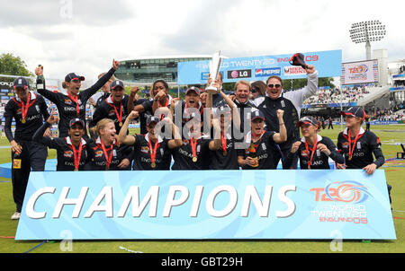 England Kapitän Charlotte Edwards hebt die ICC World Twenty20 Trophy nach dem Finale der Frauen ICC World Twenty20 in Lords, London. Stockfoto