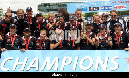 England Spieler feiern, wie England Kapitän Charlotte Edwards hebt die ICC World Twenty20 Trophy nach dem Finale der Frauen ICC World Twenty20 in Lords, London. Stockfoto