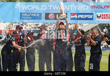 England Spieler feiern, wie England Kapitän Charlotte Edwards hebt die ICC World Twenty20 Trophy nach dem Finale der Frauen ICC World Twenty20 in Lords, London. Stockfoto